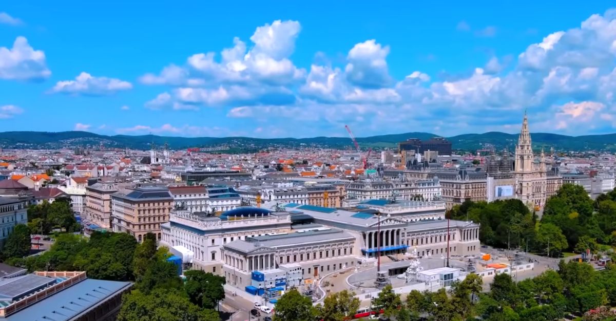 Beč je elegantan grad bogate istorije, muzike i kulture, poznat po carskim palatama, valcerima i bečkoj kafi.